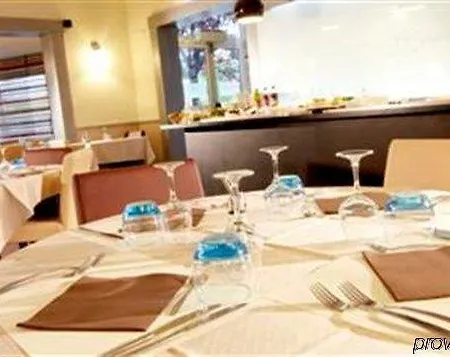 ホテル Kyriad Direct Lyon Eurexpo 3*